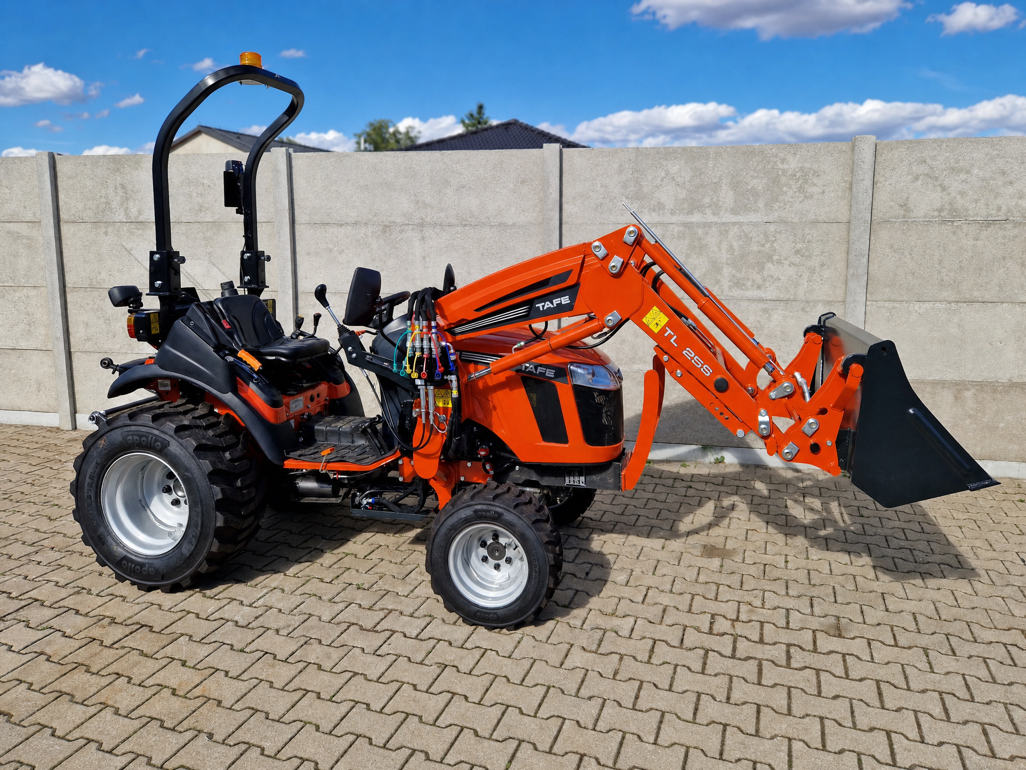 TAFE 6028 a TAFE TL25S 3